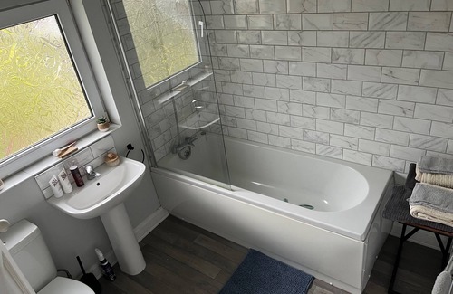 Trowell Casa | 2 Bedroom Minimalist Home From Home With Parking