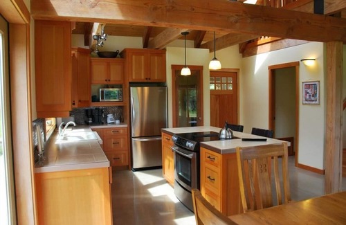Discovery Islands Cabina | 2 Bedroom Ocean View Cottage Quadra Island