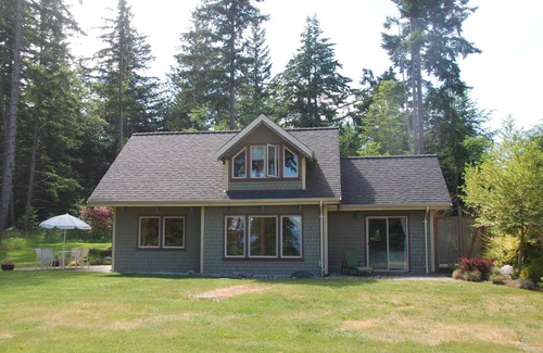 Discovery Islands Cabina | 2 Bedroom Ocean View Cottage Quadra Island