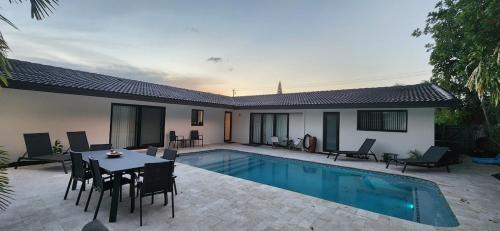 Coral Ridge Isles Casa | 2-Bedroom Paradise Near Beach - Heated Pool
