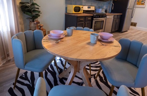 Rogers Park Apartamento | 2 bedroom Pastel Loft 1 mi from Lake Michigan!