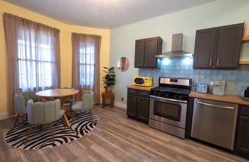 Rogers Park Apartamento | 2 bedroom Pastel Loft 1 mi from Lake Michigan!