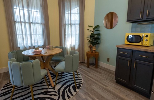 Rogers Park Apartamento | 2 bedroom Pastel Loft 1 mi from Lake Michigan!