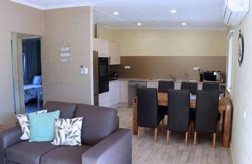 Barmera Casa | 2 bedroom pet friendly cottage right next to the lake