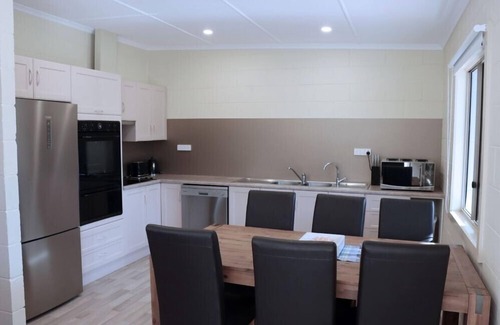 Barmera Casa | 2 bedroom pet friendly cottage right next to the lake