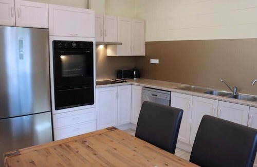 Barmera Casa | 2 bedroom pet friendly cottage right next to the lake