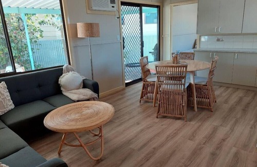 Barmera Casa | 2 bedroom pet friendly cottage right next to the lake