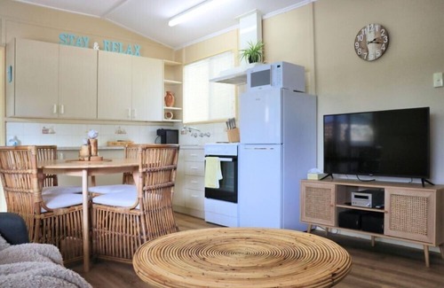 Barmera Casa | 2 bedroom pet friendly cottage right next to the lake