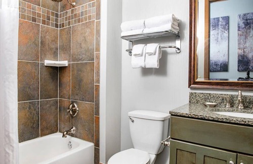 Lake Delton Complejo | 2 Bedroom Presidential, at Glacier Canyon Lodge! Waterpark passes included!