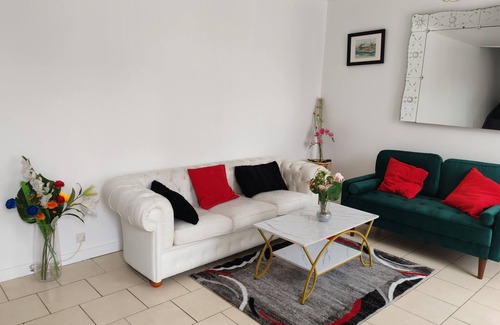 Vitry-sur-Seine Casa | 2 Bedroom Private vacation home in Vitry-sur-Seine