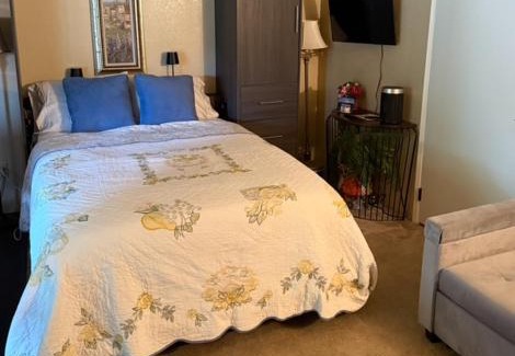 Graham Casa | 2 Bedroom Private 1500ft Hot Tub Sauna Gym
