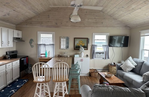 Mattapoisett Cabaña | 2 Bedroom Private Beach Front Cottage! Pet Friendly