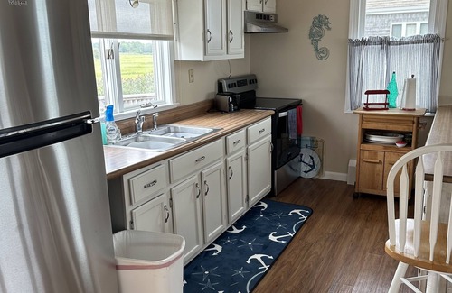 Mattapoisett Cabaña | 2 Bedroom Private Beach Front Cottage! Pet Friendly