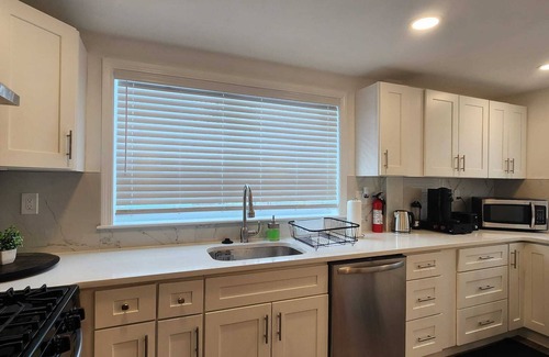 Everett Casa | 2 bedroom's 1 bathroom 10 min-Airport/Downtown Boston 7 min-Encore Casino