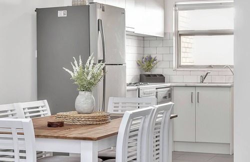 West Beach Apartamento | 2 Bedroom Seaside Suite just Steps from the Shore + Arcade & Balcony