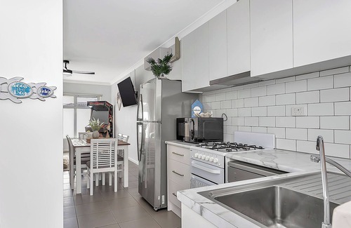 West Beach Apartamento | 2 Bedroom Seaside Suite just Steps from the Shore + Arcade & Balcony