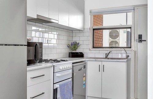 West Beach Apartamento | 2 Bedroom Seaside Suite just Steps from the Shore + Arcade & Balcony