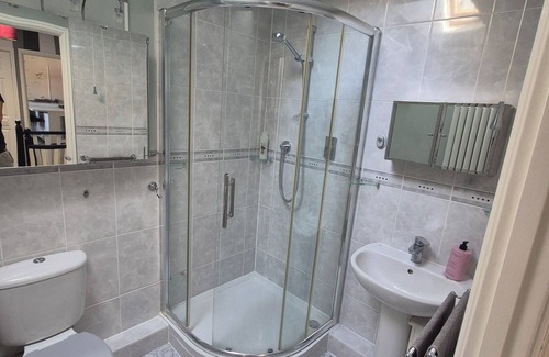 Bury St Edmunds Casa | 2 bedroom, self contained house with parking spaces, can cater up to 6 people