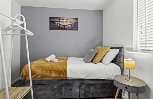 Kettering Apartamento | 2 Bedroom Serviced Apartment in Kettering Centre- Northampton, Sleeps 4, free parking, Wifi, Sky, Netflix