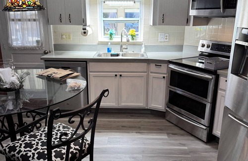 Homosassa Cabaña | 2-bedroom sleeps 4, waterfront cottage and mooring near Homosassa Springs