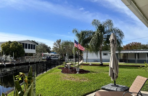 Homosassa Cabaña | 2-bedroom sleeps 4, waterfront cottage and mooring near Homosassa Springs