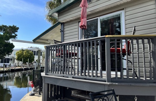 Homosassa Cabaña | 2-bedroom sleeps 4, waterfront cottage and mooring near Homosassa Springs