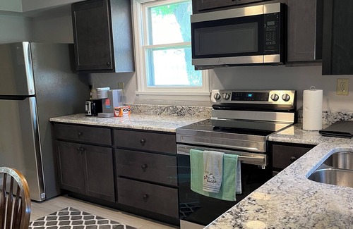 St. Louis Casa | 2 bedroom sleeps 6 in Affton with mobility ramp