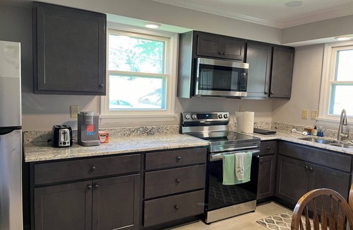 St. Louis Casa | 2 bedroom sleeps 6 in Affton with mobility ramp