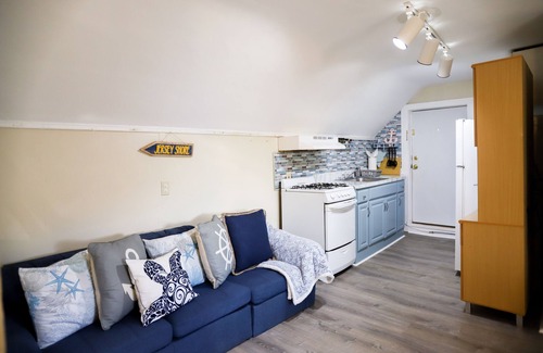 Long Branch Apartamento | 2 Bedroom Sleeps 6. 1 blocks from Pier Village