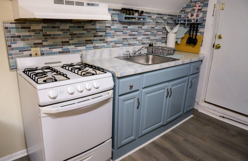 Long Branch Apartamento | 2 Bedroom Sleeps 6. 1 blocks from Pier Village
