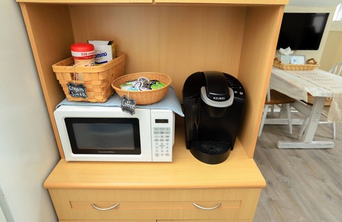 Long Branch Apartamento | 2 Bedroom Sleeps 6. 1 blocks from Pier Village