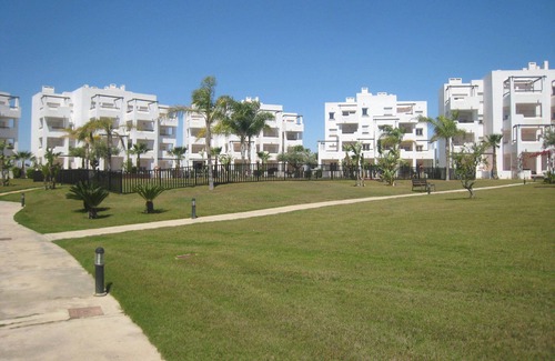 Roldan Apartamento | 2 Dormitorio (duerme 4/5) copias de apartamento de planta baja en zona de césped y piscina