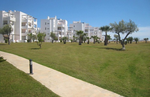 Roldan Apartamento | 2 Dormitorio (duerme 4/5) copias de apartamento de planta baja en zona de césped y piscina