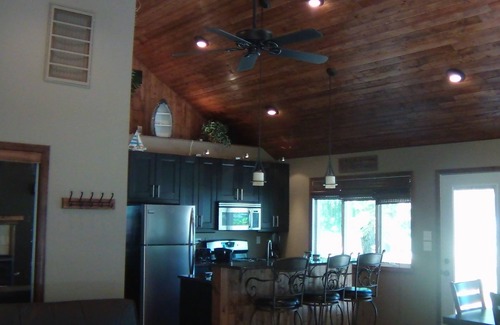 Delavan Lake Casa | ¡2 dormitorios para hasta 8 personas con deslizamiento de barco! Perros bienvenidos!
