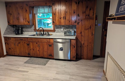 State College Casa | 2 Bedroom, Sleeps 8-10, close to Penn State, Stadium and Downtown! HOT TUB!