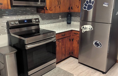 State College Casa | 2 Bedroom, Sleeps 8-10, close to Penn State, Stadium and Downtown! HOT TUB!