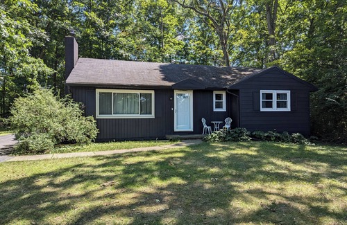 State College Casa | 2 Bedroom, Sleeps 8-10, close to Penn State, Stadium and Downtown! HOT TUB!