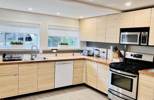 Lynn Valley Casa | 2-Bedroom Spacious Garden Suite