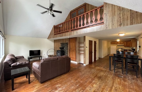 Hubbardston Casa | 2 Bedroom Spacious Cottage on Lake