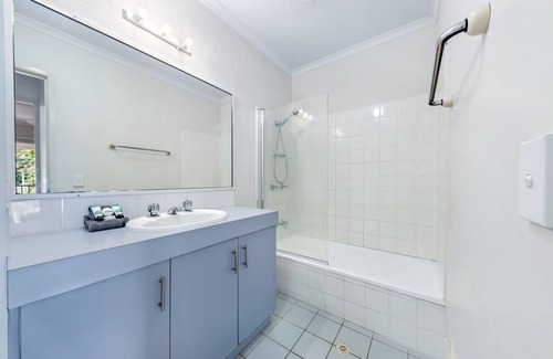 Jubilee Pocket Apartamento | 2 Bedroom split level unit with pool