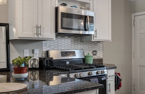 North Charleston Apartamento | 2 Bedroom STEPS to food & nightlife - Minutes to Beaches - NO cleaning fee!