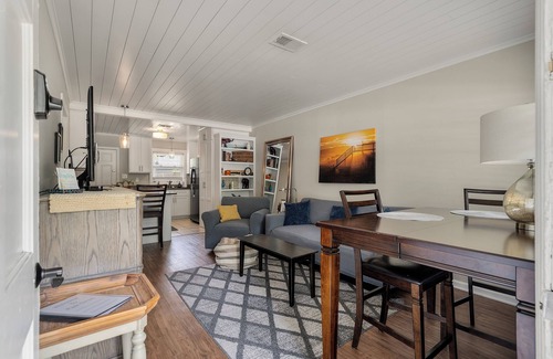 North Charleston Apartamento | 2 Bedroom STEPS to food & nightlife - Minutes to Beaches - NO cleaning fee!
