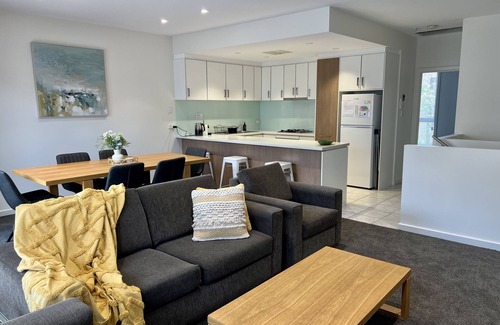 Unley Casa | 2 Bedroom, Stylish Unley townhouse, 3km from city, double garage.