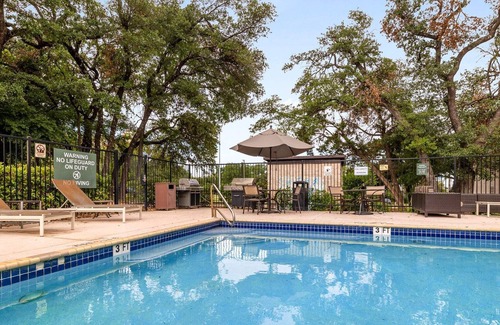 Gateway Apartamento | 2 Bedroom Suite - Domain area with a pool