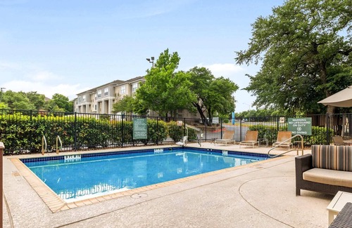 Gateway Apartamento | 2 Bedroom Suite - Domain area with a pool