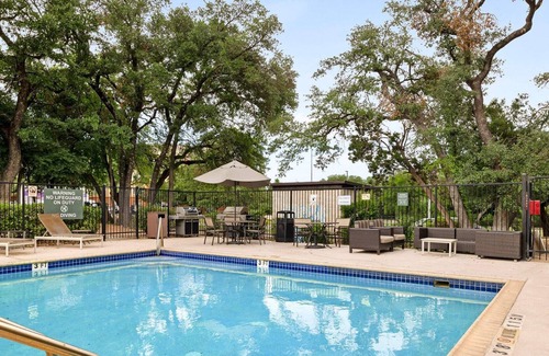 Gateway Apartamento | 2 Bedroom Suite - Domain area with a pool