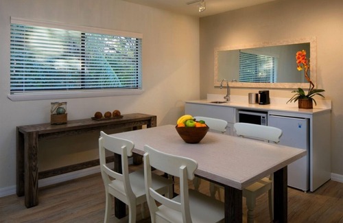 Islamorada Complejo | 2 Bedroom Suite in Islamorada! Swimming Pool, Kitchenette, Pets Allowed!