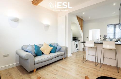 Shrewsbury Casa | 2 Bedroom Terrace Cottage, Parking, 5 minutes drive to Royal Shrewsbury Hospital