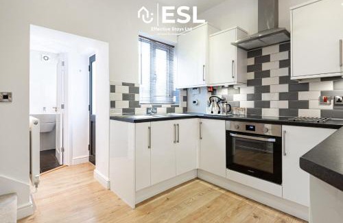 Shrewsbury Casa | 2 Bedroom Terrace Cottage, Parking, 5 minutes drive to Royal Shrewsbury Hospital