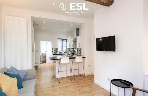 Shrewsbury Casa | 2 Bedroom Terrace Cottage, Parking, 5 minutes drive to Royal Shrewsbury Hospital